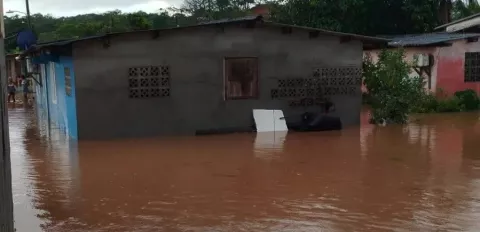 Lluvias dejan 40 casas inundadas en dos comunidades en las costas de Colón