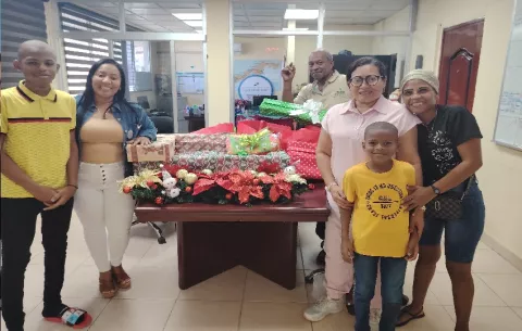 Familia colonense recibe una sorpresa en época navideña