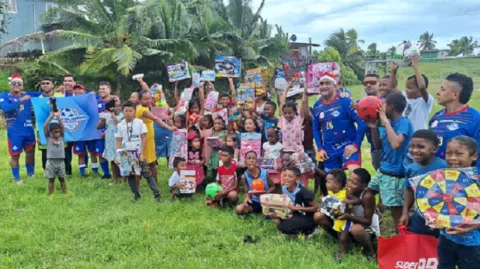 Equipo de fútbol "Combo Colombiano”lleva la Navidad a niños y niñas de la Costa Abajo  