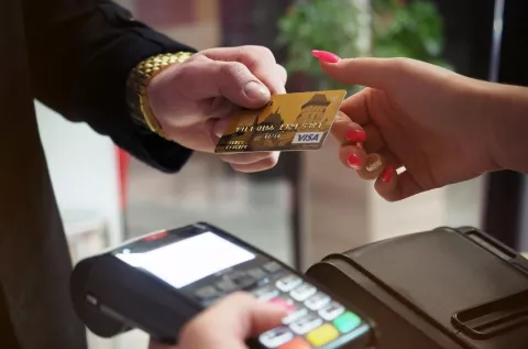 Más gente en los malls, pero más cautela a la hora de comprar