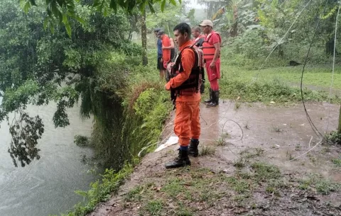 Buscan a menor desaparecido en el río Cricamola