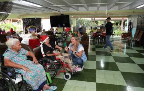 Damas Guadalupanas ofrecen agasajo navideño en el Hogar Bolívar