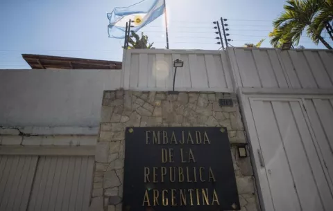 Panamá condena 'enérgicamente' el asedio a la Embajada de Argentina en Caracas