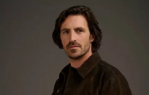Eoin Macken se divirtió en el universo de 'La Brea'