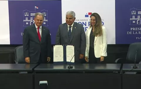Firman contrato para la asesoría técnica del plan maestro del ferrocarril David- Panamá