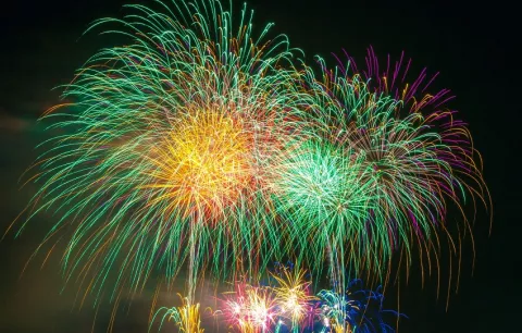 Tenga cuidado al lanzar fuegos artificiales
