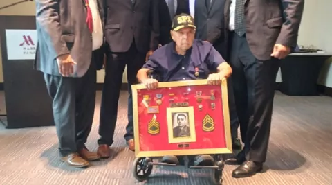 Héroe de guerra de 103 años, recibe medallas 63 años después en su segunda patria, Panamá    