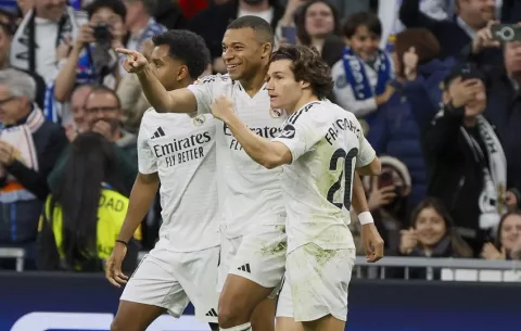 Mbappé golea; Real Madrid amenaza el liderato del  Barça