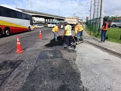 Reparan puntos críticos viales en el sector de los 4 Altos en Colón 
