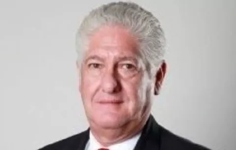 Arellano llega a un TE con pulseos, pero que sabe actuar como triunvirato