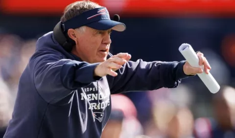 Belichick, leyenda de NFL de 72 años , niega llegar al fútbol colegial para retirarse