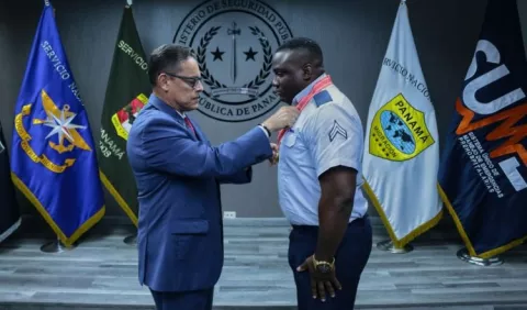 Orlando Arispe fue  condecorado por ganar medalla de oro en Colombia 