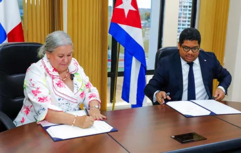 Panamá y Cuba renuevan convenio de cooperación para bajar índices de analfabetismo