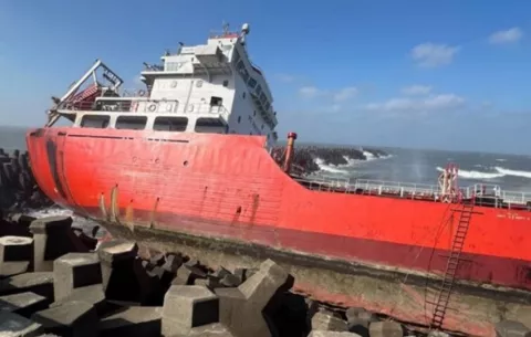 Un buque petrolero panameño encalla junto al puerto taiwanés de Taichung