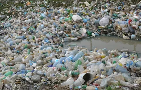 Comisión Europea 'lamenta profundamente' la falta de acuerdo global sobre plásticos