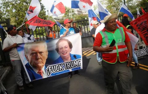 Sindicatos protestan contra Donald Trump frente a la embajada de Estados Unidos 