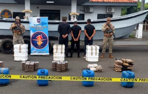 Incautan lanchas artesanales con droga en San Carlos y Punta Mala