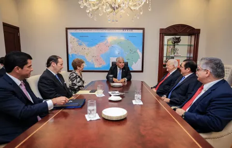 Expresidentes panameños respaldan postura de Mulino sobre el Canal