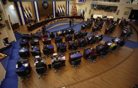 El Salvador aprueba permitir la exploración y explotación minera