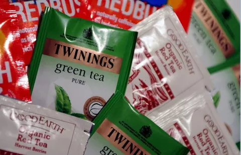 Bolsitas de té comerciales liberan millones de microplásticos durante su uso, según estudio