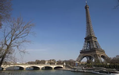 Evacuada temporalmente la torre Eiffel por un cortocircuito en los ascensores