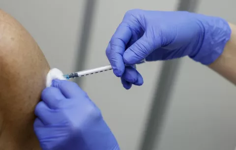Diseñan una vacuna con mejor protección ante la gripe, que podría servir frente a la aviar