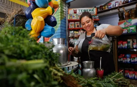 Con yuyos medicinales en su tereré, paraguayos preparan despedida de año y llegada de 2025