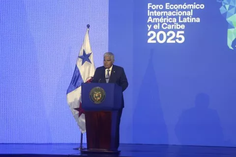 Mulino en foro económico regional: "El Canal de Panamá es y seguirá siendo de Panamá"