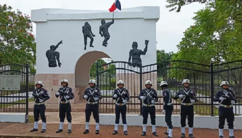 Colonenses recuerdan el 9 de enero con misa y caminata al mausoleo de los Mártires
