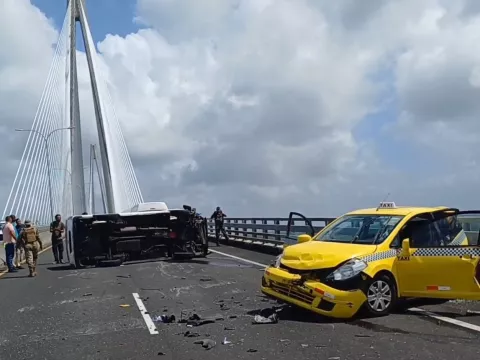 Un taxi y un busito chocan sobre el Puente Atlántico en Colón