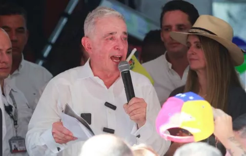 Uribe pide intervención internacional para Venezuela que esté avalada por la ONU