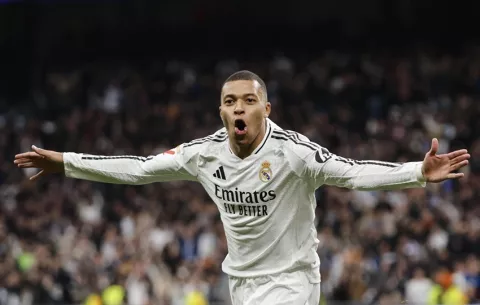 Ancelotti ironiza: 'He oído que jugamos muy mal al fútbol y somos líderes'