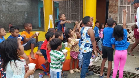 Niños de la Barriada Ebenezer en Colón, celebran el Día de Reyes Magos