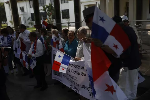 Fervor patriótico, al máximo con la siembra de banderas en defensa del Canal