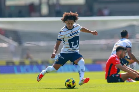 Carrasquilla debuta en empate de Pumas con Atlas en México