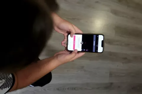 Cada vez más países prohíben el celular en la escuela, con buen resultado, según Unesco