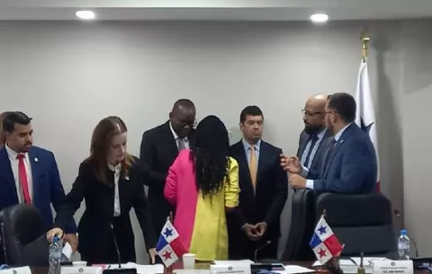 Comisión aprueba citar al canciller Martínez-Acha
