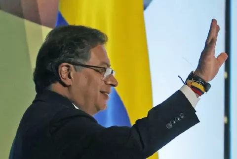 Trump arremete contra Colombia por no recibir vuelos de deportados