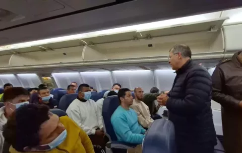 Colombianos deportados desde Estados Unidos regresan a su país sin estar esposados