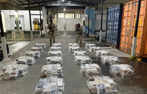 Incautan más de 1,200 paquetes de sustancias ilícitas en cuatro contenedores en un puerto colonense