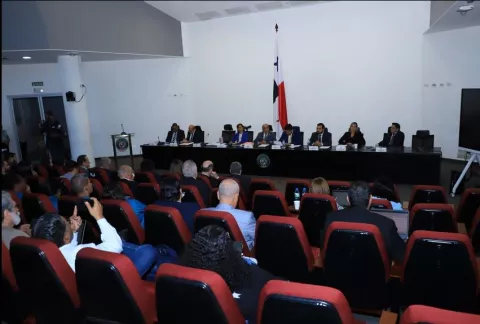 RM presenta propuesta oficial al proyecto de reformas de la CSS 