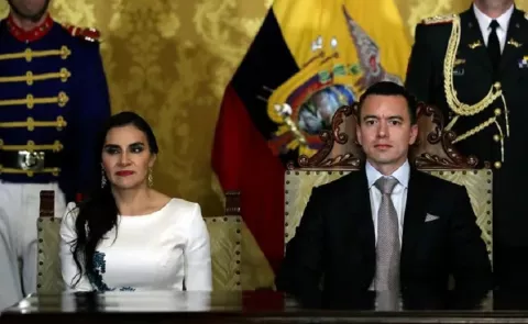 Vicepresidenta de Ecuador anuncia que asumirá presidencia del país este domingo