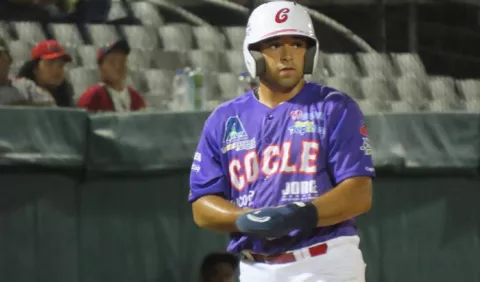 Luis Escudero, muy cerca de la triple corona del béisbol juvenil 