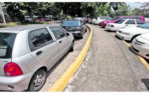 Buscan solución a falta de estacionamiento público