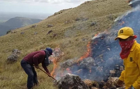 Logran controlar y apagar el incendio forestal en Cerro Guacamaya, Penonomé