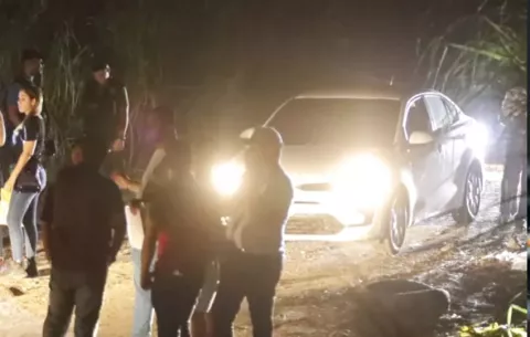 Hombre muere calcinado tras incendiar carro en el que viajaba con su expareja