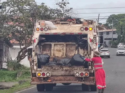 Surgen las quejas por el servicio de recolección de basura en el Oeste