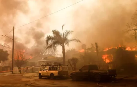 Avanza control de incendios de Los Ángeles, pero el saldo de víctimas podría aumentar