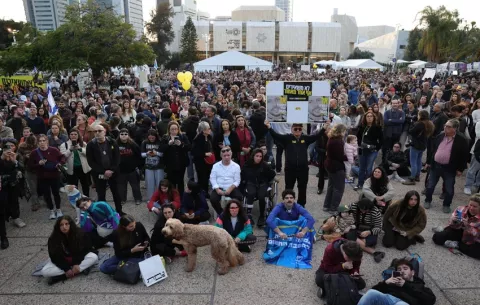 Aplausos y lágrimas en la plaza de los rehenes en Tel Aviv tras primeras liberaciones
