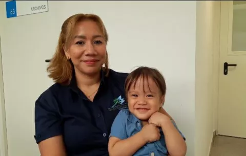 Jesse Matos, operado por espina bífida en el útero de su madre, evoluciona con éxito